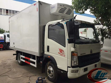 LHD RHD Howo 4X2 Refrigerated Box Truck , 4t Frozen Meat Delivery Trucks