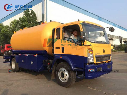 Sino HOWO 10cbm 15cbm 6 Wheels LPG Bobtail Truck With Volume Flow Meter