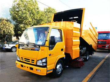 ISUZU 4*2 Road Road Washing Truck , Cleaning Tank Truck With 4cbm Water 5cbm Dust