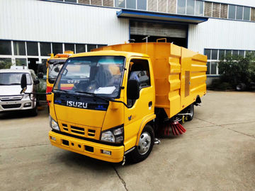 ISUZU 4*2 Road Road Washing Truck , Cleaning Tank Truck With 4cbm Water 5cbm Dust