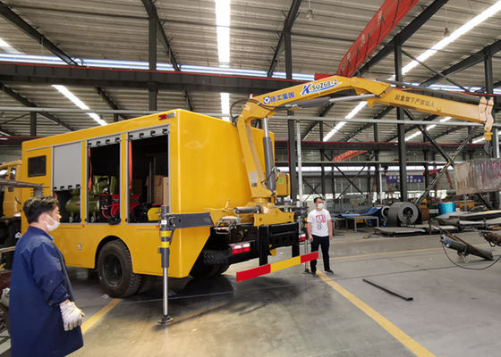 Multifunctional Dongfeng 4x4 Mobile Workshop Truck With XCMG Crane