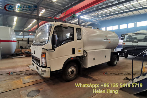 Sinotruk Howo 4x2 6 Wheeler 4T LPG Tanker Truck