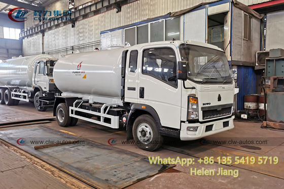 Sinotruk Howo 4x2 6 Wheeler 4T LPG Tanker Truck