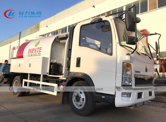 HOWO 4x2 RHD 5000L 2.5T LPG Bobtail Truck With Dispenser